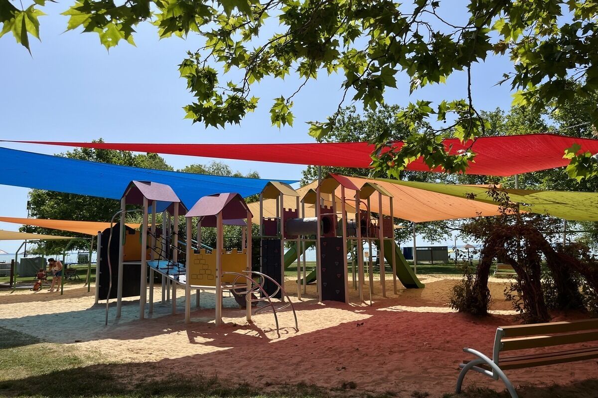 Una spiaggia nelle vicinanze, sabbia scura, pallavolo