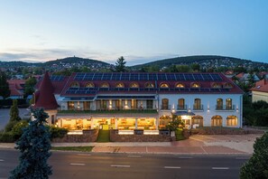 Overnatningsstedets facade – aften/nat