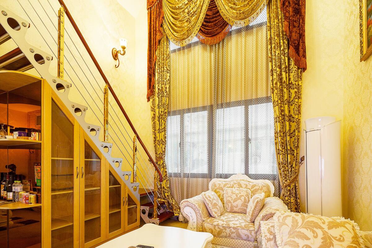 Luxury Suite, 3 Bedrooms, Non Smoking, Courtyard View | Living room | 24-inch LCD TV with cable channels, TV