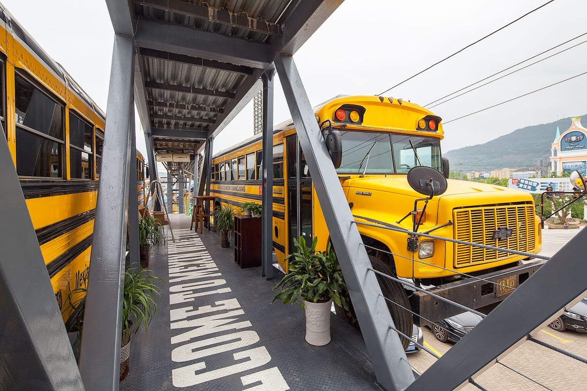 8 beds in shared dorm(School bus) | Desk, WiFi (free)