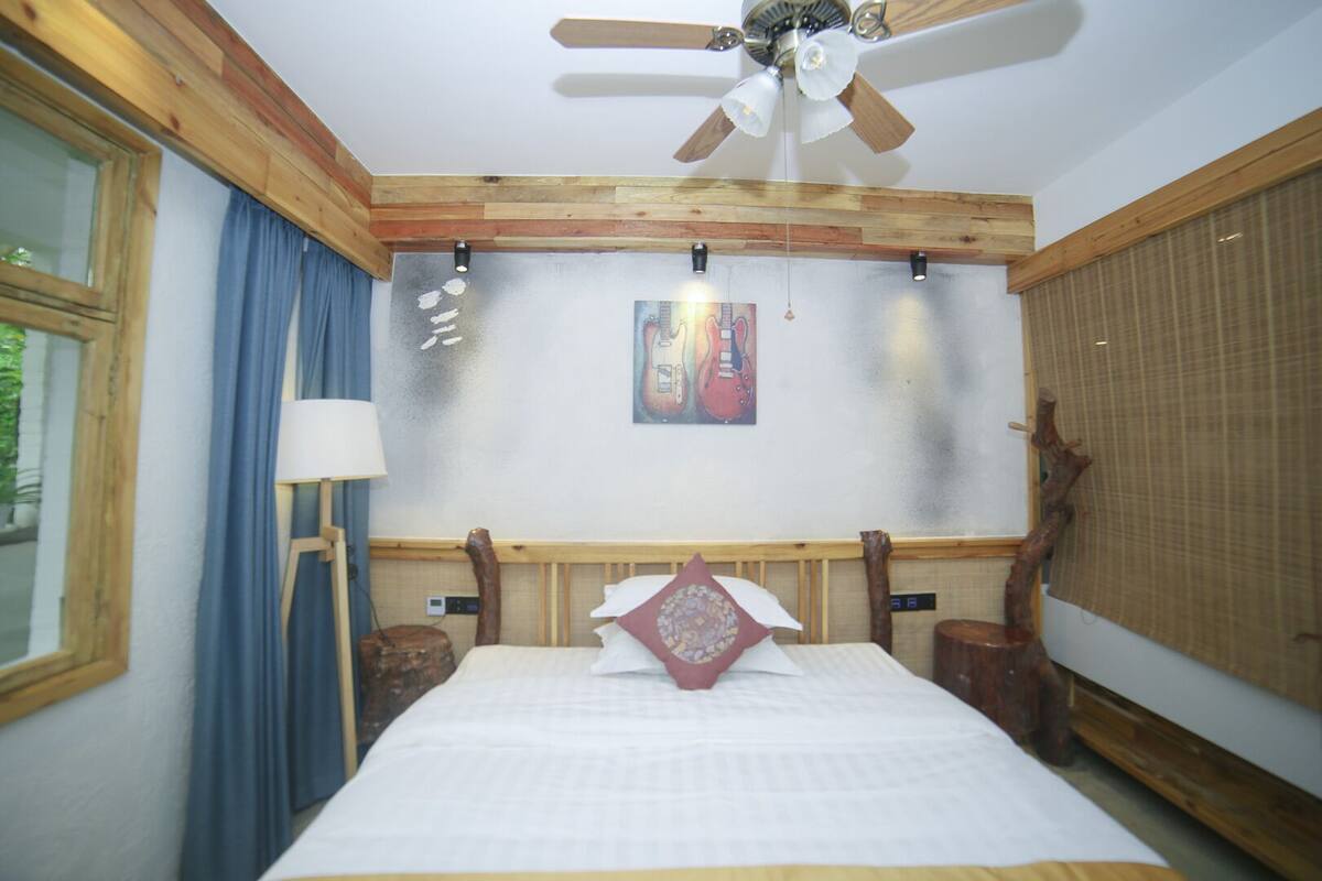 Signature Double Room | Desk, WiFi (free)