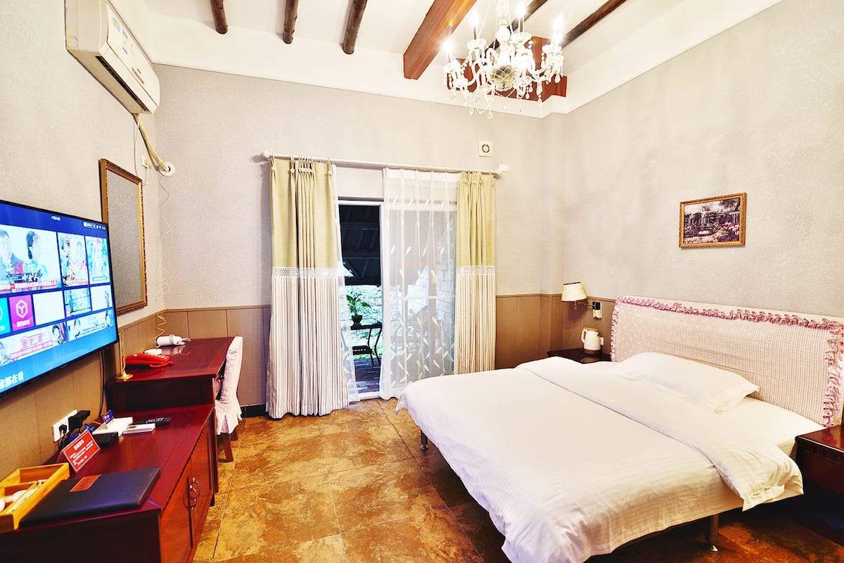 Signature Double Room, 1 Double Bed, Courtyard View | Desk, WiFi (free)