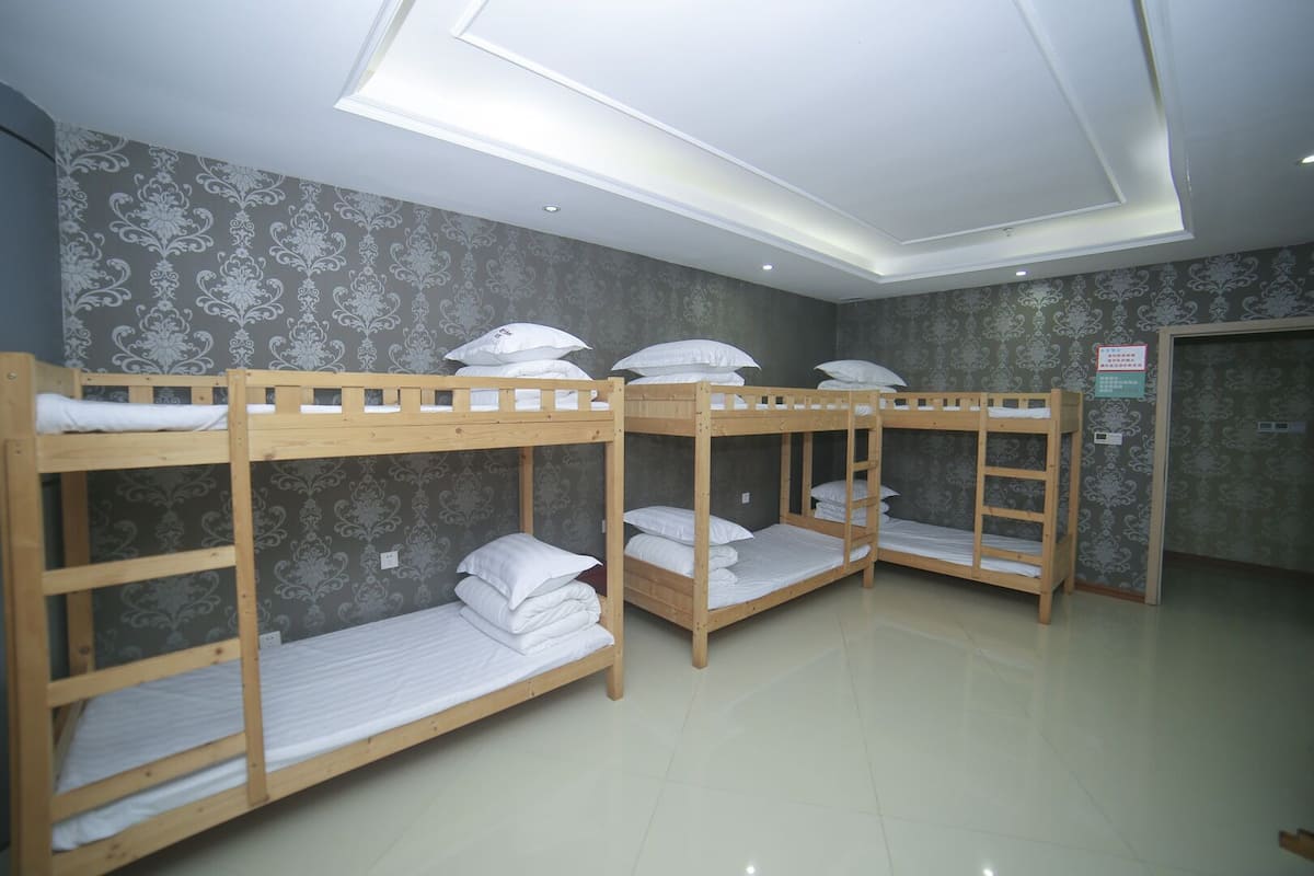 Signature Shared Dormitory | Desk, WiFi (free)