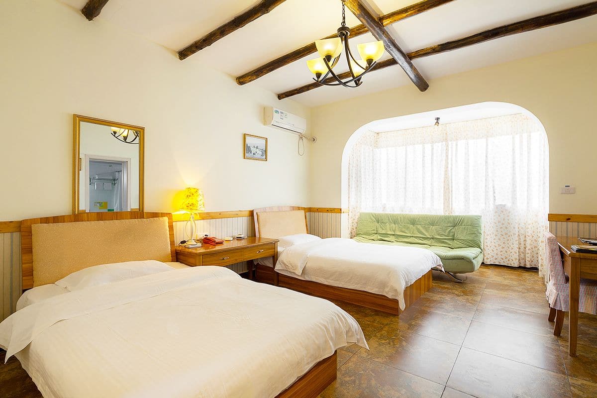 Business Suite, 2 Twin Beds, Smoking, Courtyard View | Desk, WiFi (free)