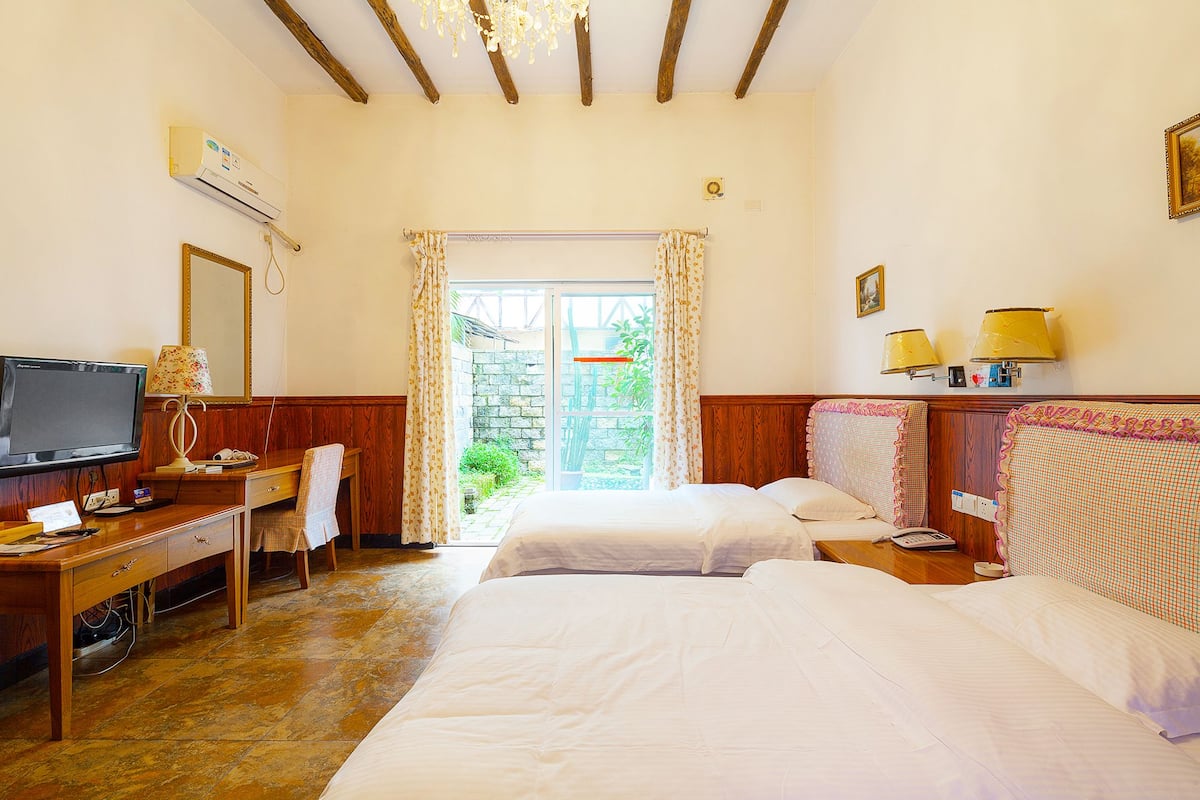 Signature Double Room, 2 Twin Beds, Courtyard View | Desk, WiFi (free)