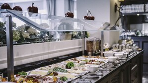A buffet with various food items and utensils. - Park Hotel & Spa Katharina (Badenweiler)