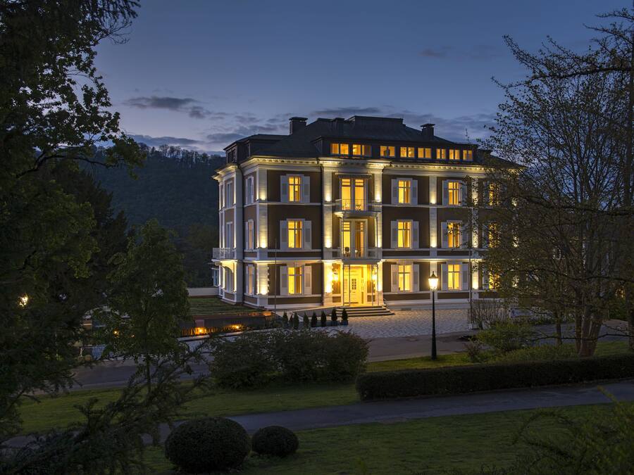 Bagian depan properti - sore/malam