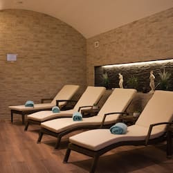 Sauna seca, massagens com pedras quentes, tratamentos faciais
