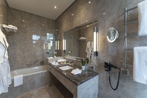 Minibar, caixa forta a l'habitació i escriptori 