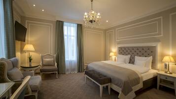 Minibaari, tallelokero huoneessa, työpöytä, äänieristys