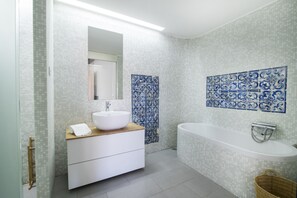 Căn hộ, 1 phòng ngủ, 2 phòng tắm | Phòng tắm | Vòi sen phun mưa, đồ dùng nhà tắm miễn phí, máy sấy tóc, khăn tắm 