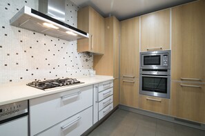 Appartement, 1 chambre, 2 salles de bains | Cuisine privée | Grand réfrigérateur, micro-ondes, four, plaque de cuisson