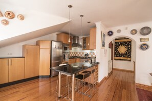 Appartamento, 3 camere da letto, 2 bagni | Cucina privata | Frigorifero con congelatore, microonde, forno, piano cottura