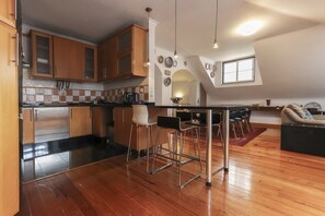 Refrigerador con congelador, microondas, horno y parrilla de estufa 