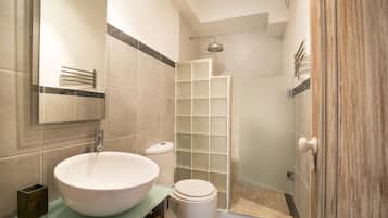 Apartment, 3 Bedrooms, 2 Bathrooms | Bathroom