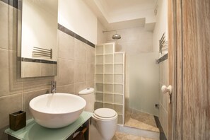 Departamento, 3 habitaciones, 2 baños | Baño | Regadera, amenidades de baño gratuitas, secadora de cabello, bidet 