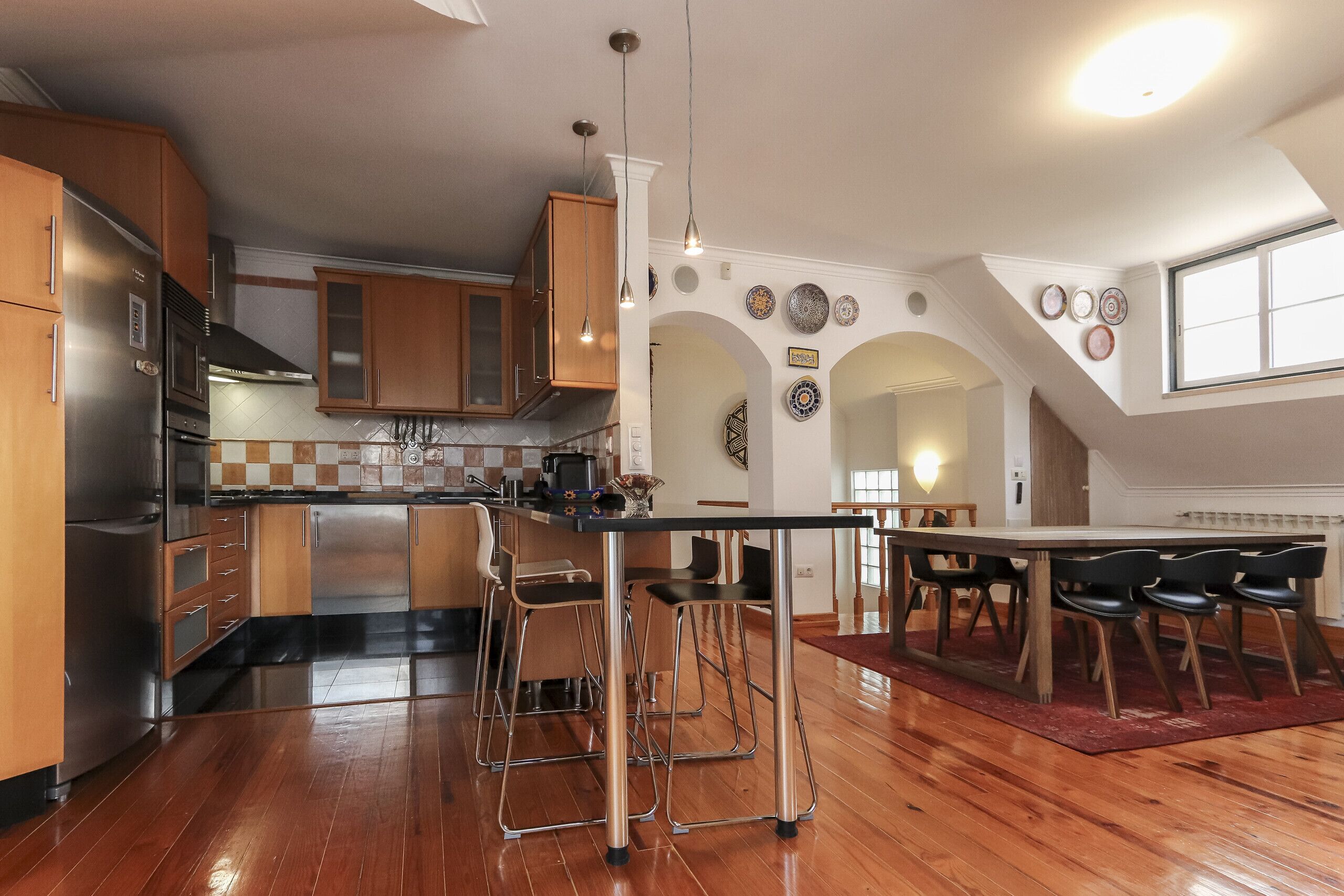 Full-sized fridge, microwave, oven, stovetop