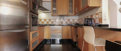 Full-sized fridge, microwave, oven, stovetop