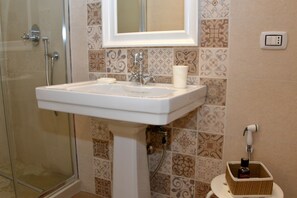 Estudio | Baño | Ducha, artículos de higiene personal gratuitos, secador de pelo y bidé