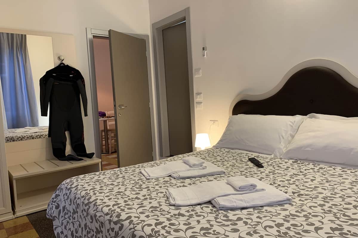 Superior vierpersoonskamer | Een kluis op de kamer, geluiddichte muren, gratis wifi, beddengoed
