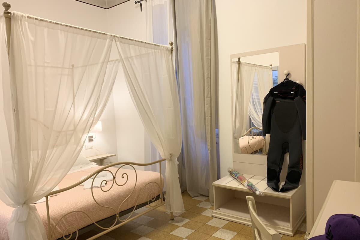 Deluxe tweepersoonskamer | Een kluis op de kamer, geluiddichte muren, gratis wifi, beddengoed