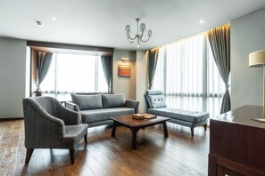 Suite junior | Área de sala de estar | Televisión LCD de 32 pulgadas con canales vía satélite y televisión 