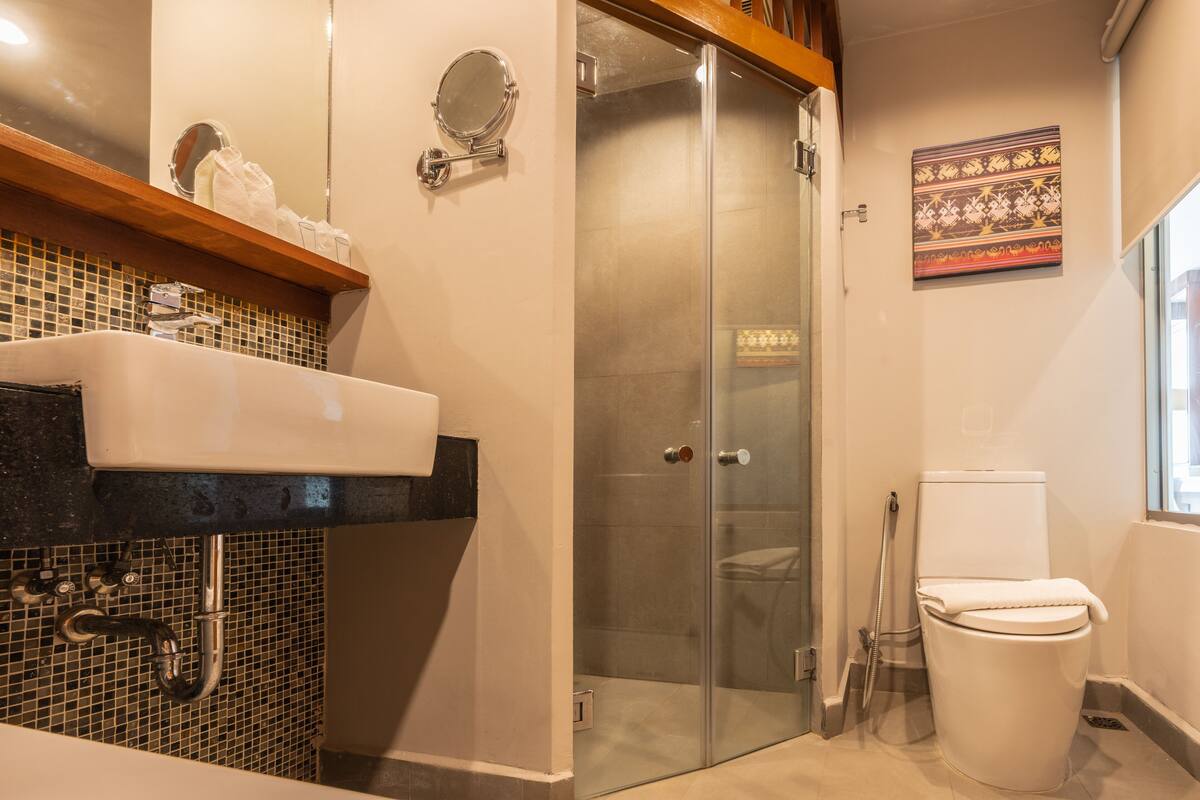 separate bathtub and shower, deep-soaking bathtub, free toiletries