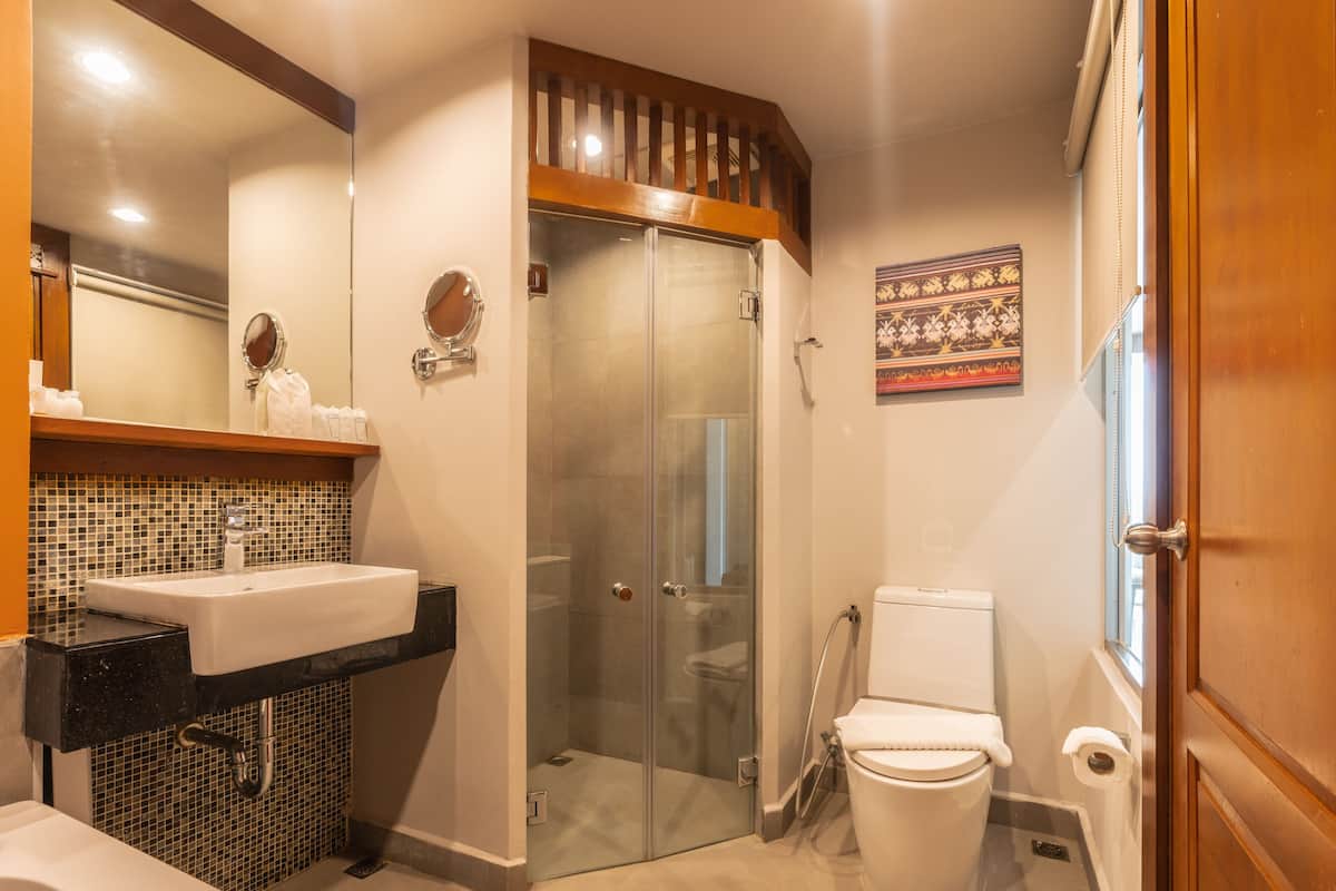 separate bathtub and shower, deep-soaking bathtub, free toiletries