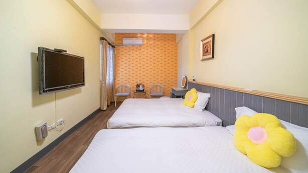 A hotel room with two beds, a television, a small table, and a chair. - Sunny B&B (Ji'an)