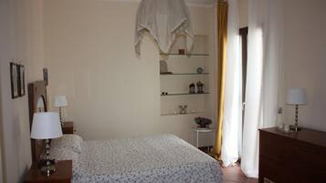 1 Schlafzimmer, hochwertige Bettwaren, individuell dekoriert
