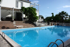 Piscine extérieure, chaises longues