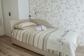 Quarto solteiro standard, sacada | Escrivaninha, Wi-Fi de cortesia