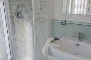Douche, sèche-cheveux, peignoirs, serviettes fournies