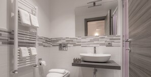 Shower, free toiletries, hair dryer, bidet - A&G Affittacamere (La Spezia)