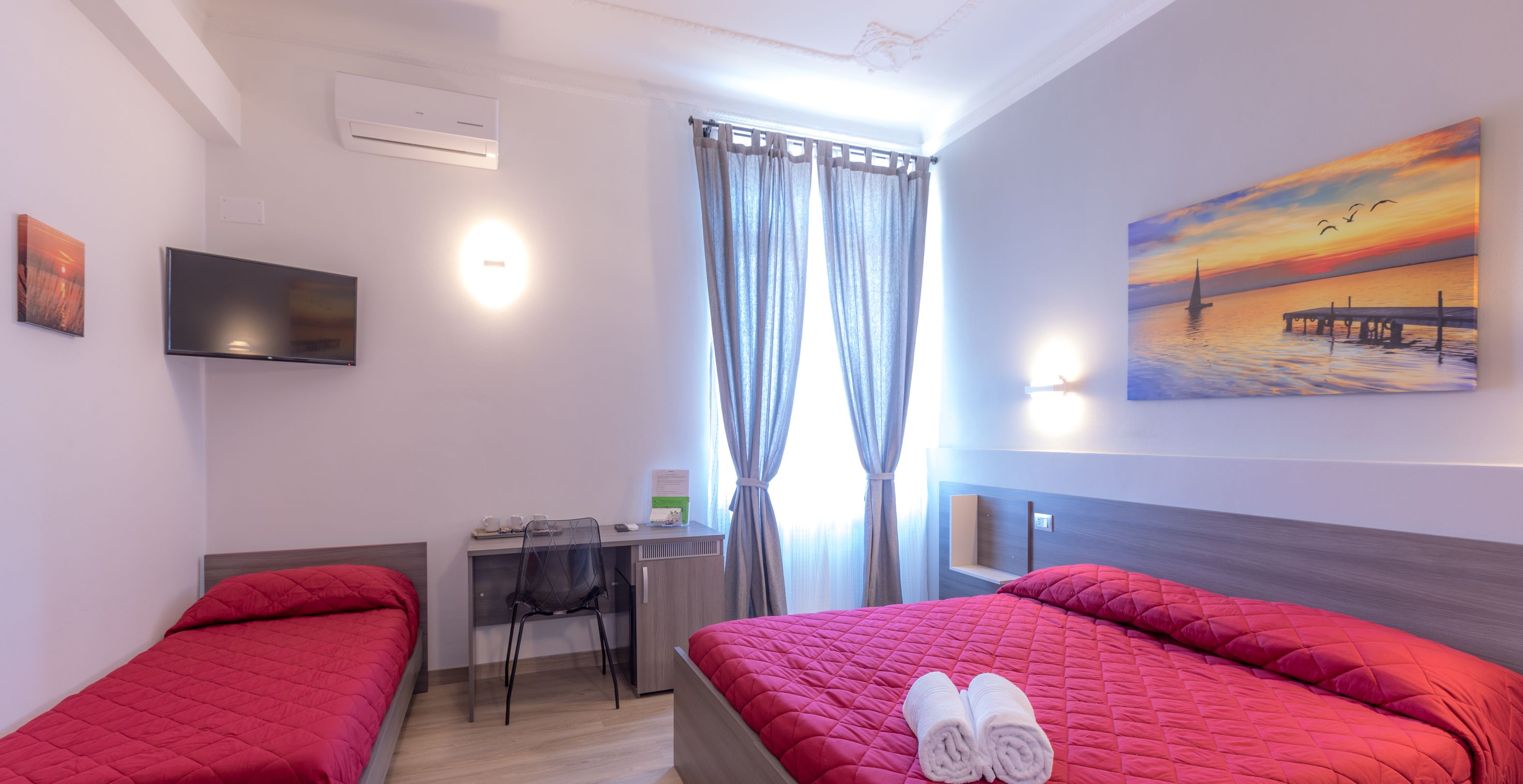 三人房 | 迷你吧、客房内保险箱、办公桌、遮光窗帘