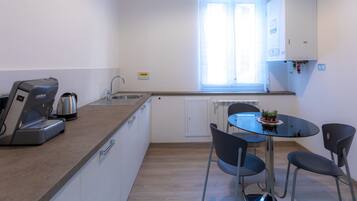 Frigorifero, macchina per caffè espresso, macchina per tè/caffè