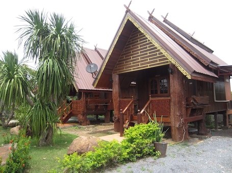 Bungalow | Rollaway beds, free WiFi, bed sheets. Pialo Resort