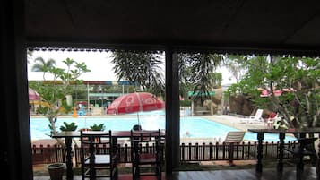 Pool Front | Terrace/patio