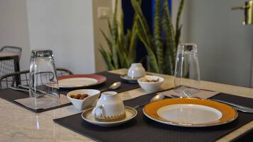 Tägliches inbegriffenes kontinentales Frühstück