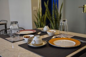 Tägliches inbegriffenes kontinentales Frühstück