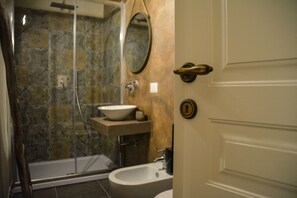 Double Room | Bathroom | Shower, free toiletries, hair dryer, towels - ZIOLì (Noto)