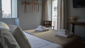 Habitación romántica doble, 1 cama de matrimonio | Ropa de cama de alta calidad, escritorio, wifi gratis y ropa de cama