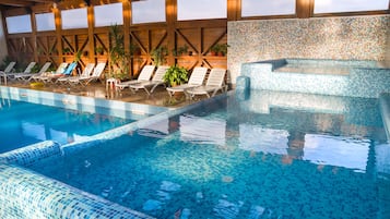 Piscina coperta, piscina stagionale all'aperto