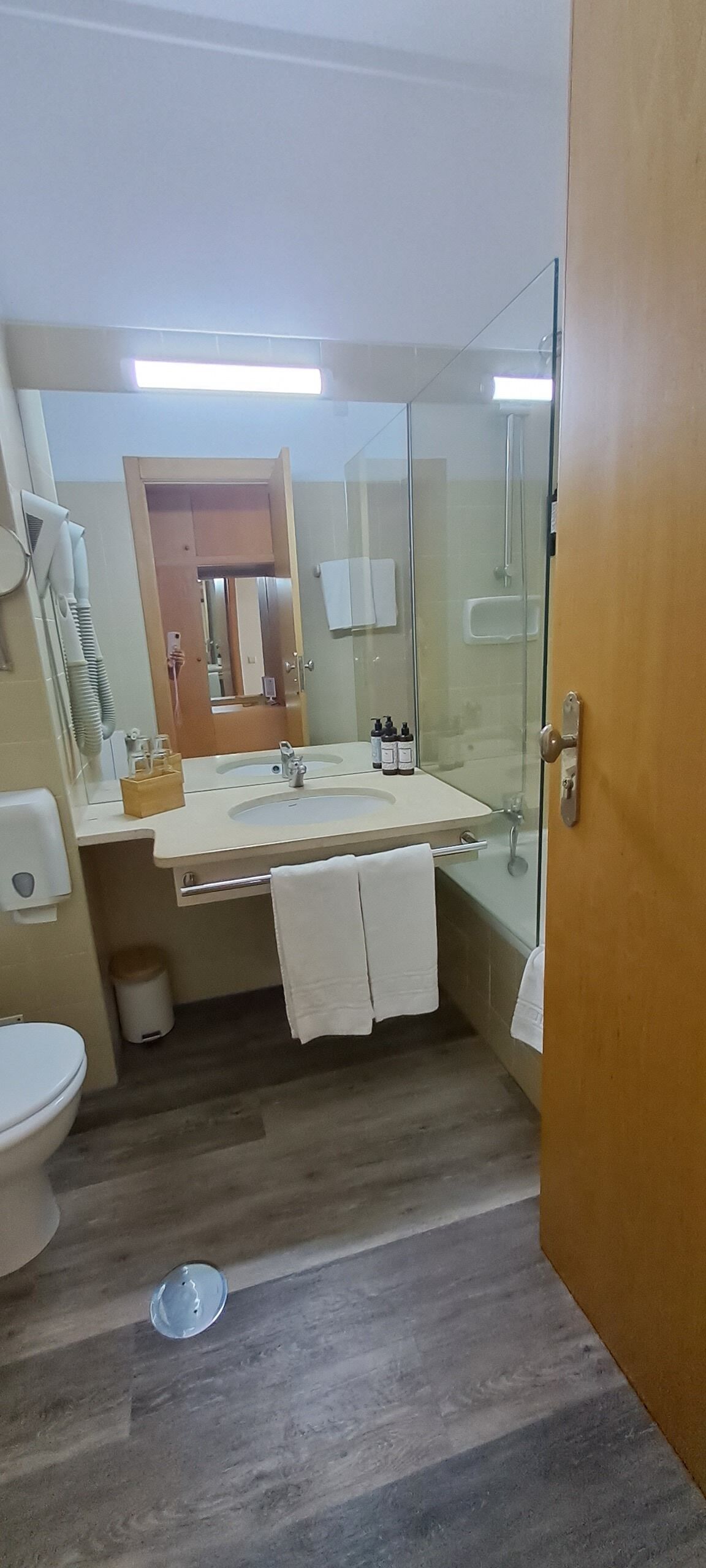 double room | bathroom | free toiletries, hair dryer, bidet, towels