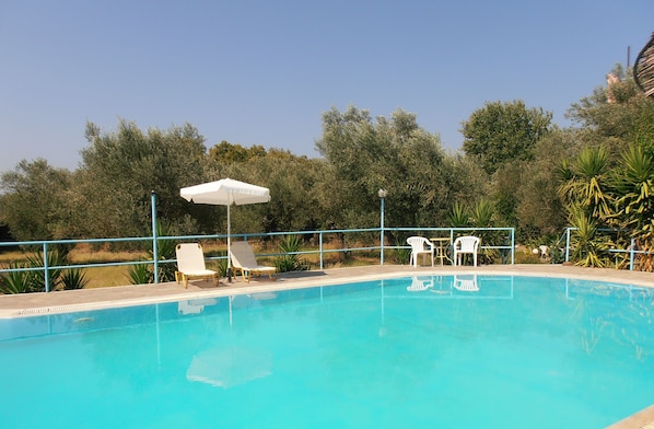 Outdoor pool, pool umbrellas, sun loungers - Kipos Studios (Lesvos)