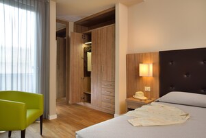Roupas de cama premium, frigobar, cofres nos quartos, escrivaninha