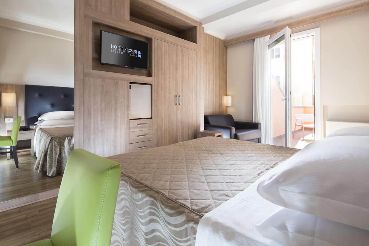 Peralatan tempat tidur premium, bar mini, peti besi dalam bilik, meja