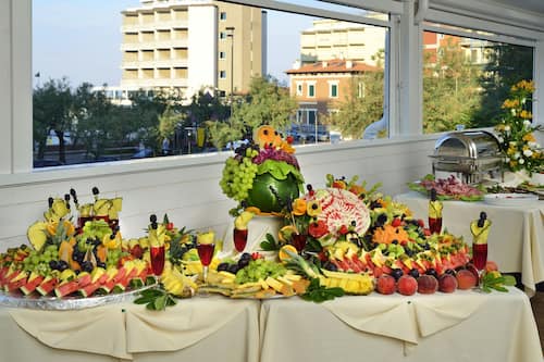 Petit déjeuner, déjeuner et dîner servis sur place