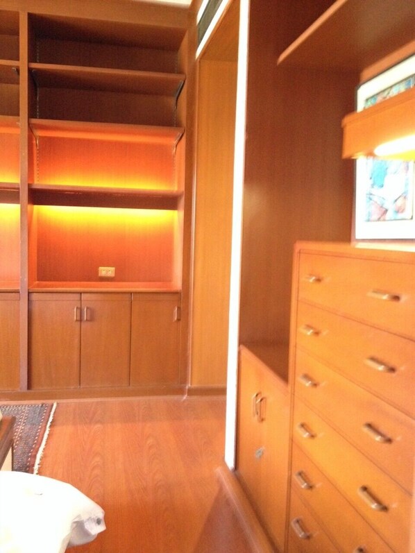 4-Bedroom Condo with Sea View | Zimmerausstattung