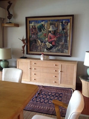 4-Bedroom Condo with Sea View  | Wohnzimmer | 32-Zoll-Flachbildfernseher mit Kabelempfang, Fernseher